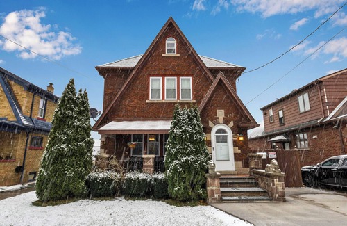 Niagara Falls House | Dream House 3-bedroom house with AC and WiFi Near Niagara Falls