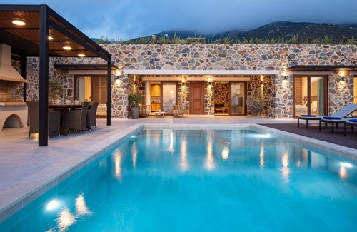 Livadia Villa | Dream vacation with stunning sunsets at Villa Violetta