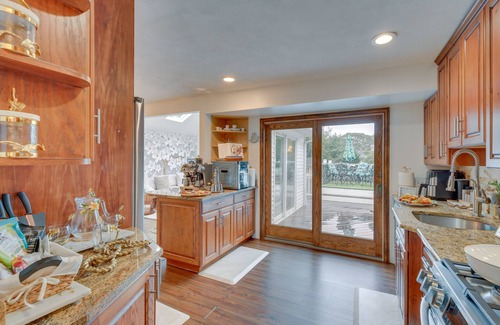 Lake Grove House | 'Dreams of Paradise' Luxury Home w/Pool!