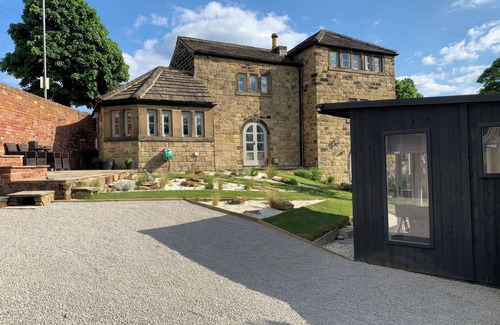 Crigglestone Cottage | DREAMWOOD COTTAGE, pet friendly, with hot tub in Newmillerdam