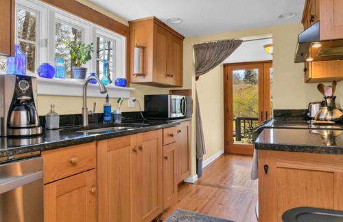 Brevard House | Dreamy Cottage for Two