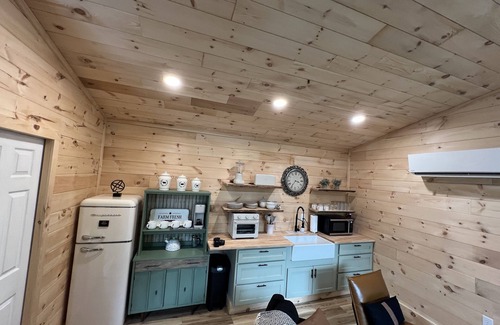 Newport Cabin | Dreamy Lakeside Treehouse Hideaway/Cabin for Couples