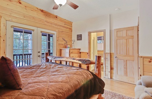 Cascade Cabin | Dreamy updated log cabin in the woods close to lake 4 bedroom