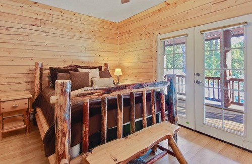 Cascade Cabin | Dreamy updated log cabin in the woods close to lake 4 bedroom