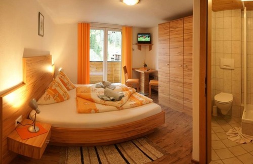 Flattach Bed & Breakfast | Dreibettzimmer, Dusche, WC, Balkon - Gasthof-pension Innerfraganter Wirt