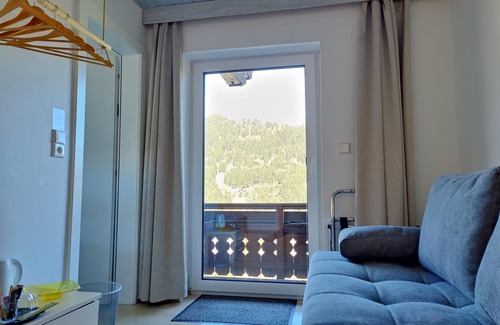 Kraa Apartment | Dreibettzimmer, Dusche, WC, Balkon - Pension Almhof