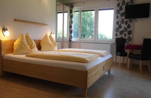 Rappitsch Bed & Breakfast | Dreibettzimmer mit Balkon und Seeblick - Pension Strauß