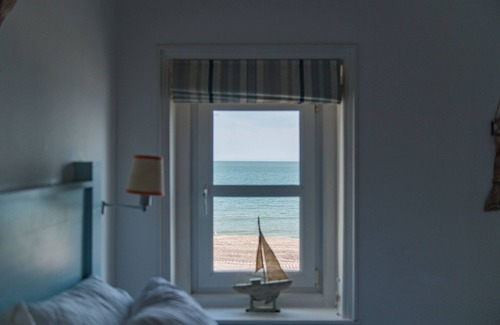 Sandgate Cottage | Driftwood Cottage by Bloom Stays - family friendly cottage with sea views