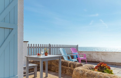 Sandgate Cottage | Driftwood Cottage by Bloom Stays - family friendly cottage with sea views