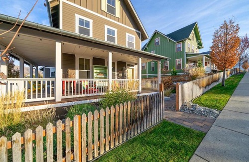 Chelan House | Driftwood Cottage with Carriage House #6CH