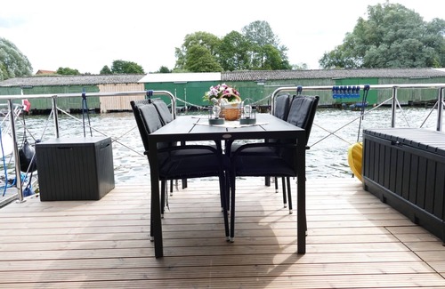 Muritz Boat Rental | Driving licence-free mobile houseboat "My Way" on the Mecklenburg Lake Plateau