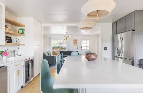 Healdsburg House | Dry Creek Retreat- Bocce, Vineyard Views, EV Charger, 5 minutes to the square!