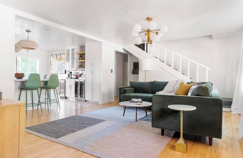 Healdsburg House | Dry Creek Retreat- Bocce, Vineyard Views, EV Charger, 5 minutes to the square!