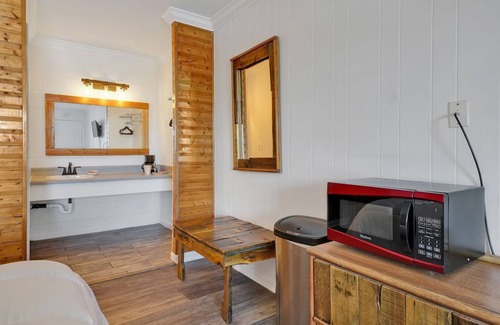 Carolina Beach Hotel | Dry Dock Inn