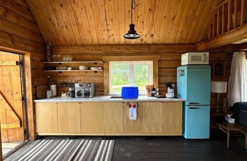 Whitehorse Cabin | Dry Log Cabin with Mountain Views