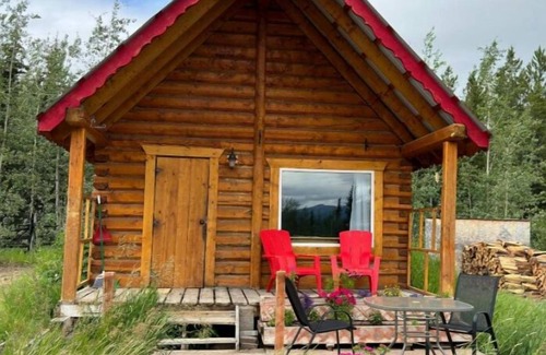 Whitehorse Cabin | Dry Log Cabin with Mountain Views