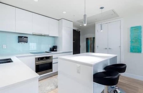 East Village Apartment | DT Skyline Views | UG Parking | Mins to Saddledome