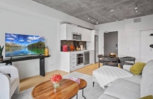 Connaught Apartment | DT Views |UG Park | Mins to Saddledome | Pool| Gym