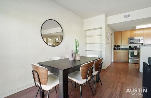North Loop Apartment | Dual Urban Oasis 8BR in Vibrant North Loop Hub