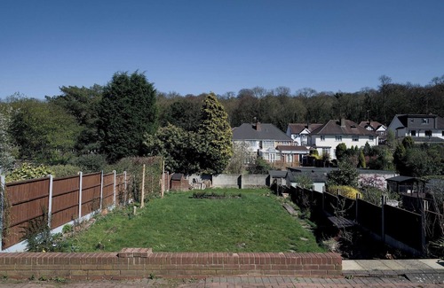 Dudley House | Dudley 6-Bed House, Sleeps 13 - Fams & Contractors