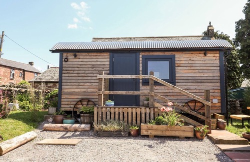Knock Cottage | DUNFELL SHEPHERD'S HUT, pet friendly in Appleby-In-Westmorland