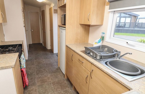 Hayling Island Cottage | DUNLIN WALK 13, pet friendly, with pool in Hayling Island
