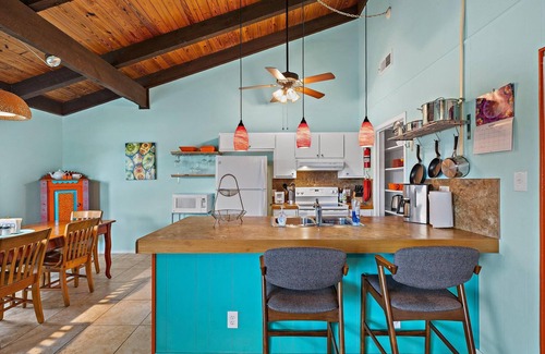 Barton Hills House | Duplex by park/springs/town with big private deck!