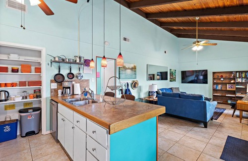 Barton Hills House | Duplex by park/springs/town with big private deck!