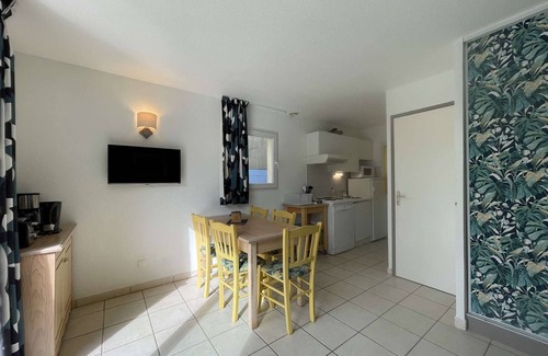 Salavas House | Duplex for 6 with Terrace, Pools, and BBQ in Salavas