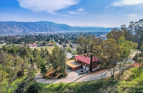 Banning House | Duplex House on the hill with a 3-bedroom in beautiful Banning with indoor pool.