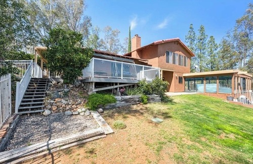 Banning House | Duplex House on the hill with a 3-bedroom in beautiful Banning with indoor pool.