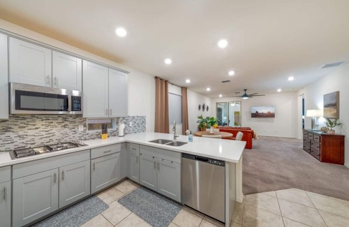 Casas Adobes House | Duplex-Style House /3 BR 3 BA/Office/Split