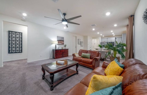 Casas Adobes House | Duplex-Style House /3 BR 3 BA/Office/Split