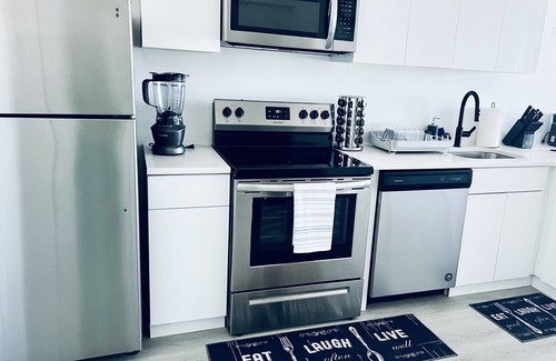 Elizabeth Apartment | Dwell in Luxury - 7 mins 4rm EWR; 25 mins 4rm NYC