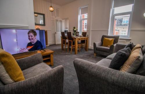 South Shields Apartment | Dwellcome Home Ltd 2 DOUBLE Bedroom 3 Bed Apt, Fast WIFI, Free Street Parking, Ideal for Long Term Contractor, etc Stays, Regular Housekeeping Option, 10 min Walk from Beach and Metro 15-20 min Drive to Nissan & Newcastle - See our Site for Assurance