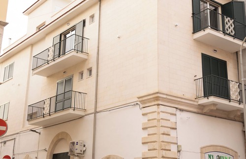 Bitonto Apartment | Dwelling Amelia Apartment 3, tastefully finished downtown area well served for couples