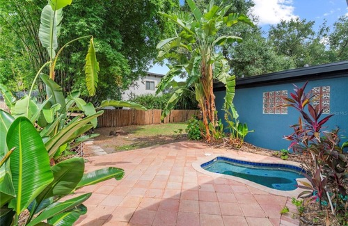 Delaney Park House | Dwtn/Rustic/House/Full Kitchen/Hot Tub/BIG Back Yard/[ALL 4 U]