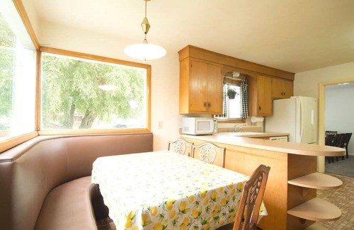 Oak Harbor House | *Dyer House* Min fees, 5br/2ba Near Downtown/Beach, Family and Dog Friendly