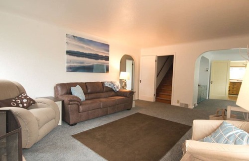 Oak Harbor House | *Dyer House* Min fees, 5br/2ba Near Downtown/Beach, Family and Dog Friendly