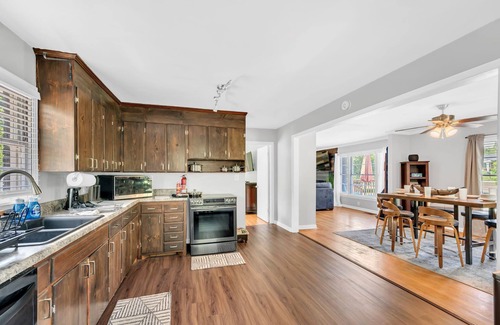 Nashville House | Dynamic Home, 2 Separate BUT Adjoining Units, sits on Acren15 Min from Downtown