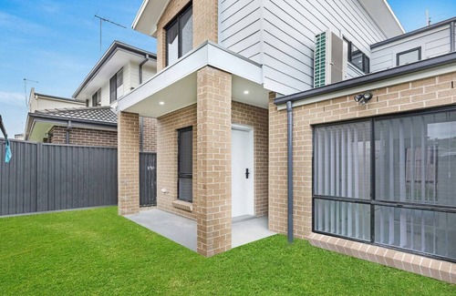 Edmondson Park House | E1-Modern Bedroom w TV, Wifi