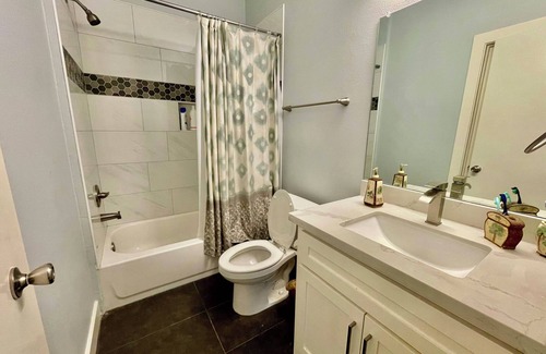 South Central Houston House | EADO Essentials Suite with Fridge, Microwave, WiFi and AC