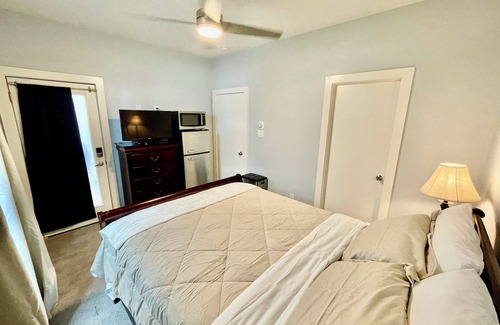 South Central Houston House | EADO Essentials Suite with Fridge, Microwave, WiFi and AC