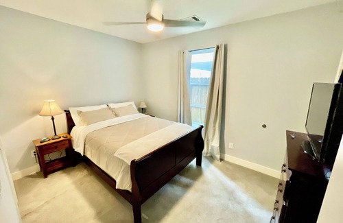 South Central Houston House | EADO Essentials Suite with Fridge, Microwave, WiFi and AC