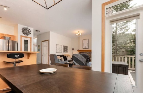 East Kootenay Apartment | Eagle Crest | Steam Shower | Fireplace | Springs