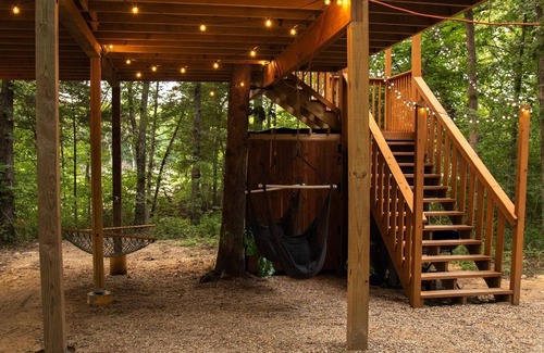 Florence House | Eagle Crest Treehouse with lake view.