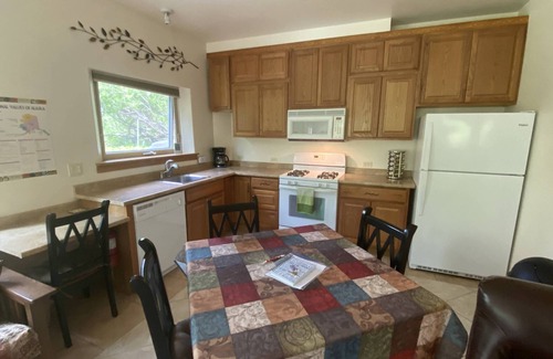 Eagle River Apartment | Eagle Peak Guesthouse/Deluxe studio/wilderness stay without the travel hardship