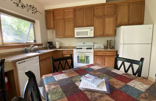 Eagle River Apartment | Eagle Peak Guesthouse/Deluxe studio/wilderness stay without the travel hardship