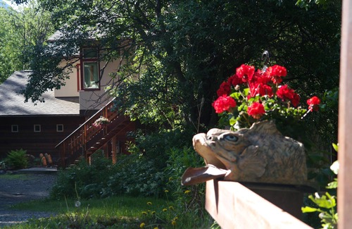 Eagle River Apartment | Eagle Peak Guesthouse/Deluxe studio/wilderness stay without the travel hardship