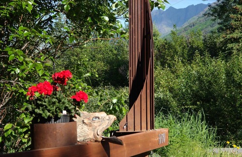 Eagle River Apartment | Eagle Peak Guesthouse/Deluxe studio/wilderness stay without the travel hardship